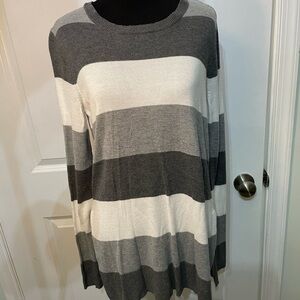 Maison Jules Gray and White Knit Top Size Medium CB-AQ (Nov)